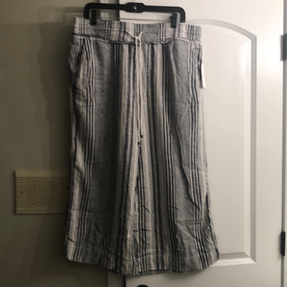 Time and Tru wide leg crop pant
